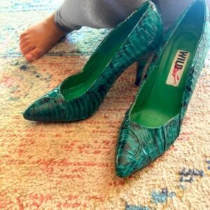 Vintage WILDpair green snakeskin heels. Size 7.5
